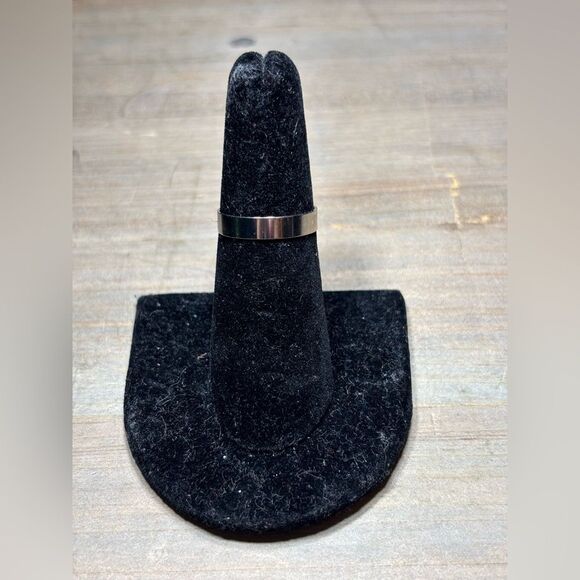 New! Stackable Fashion Wide Band Silver Tone Ring Size 6.5 Costume Jewelry Hypo - Picture 1 of 5